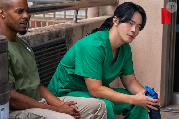Jung Jae-kwang está na série como Park Kyung-won, um residente do hospital universitário