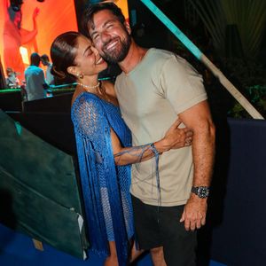 O vestido azul de Juliana Paes se destacou entre os looks de famosos no pré-Réveillon 2025