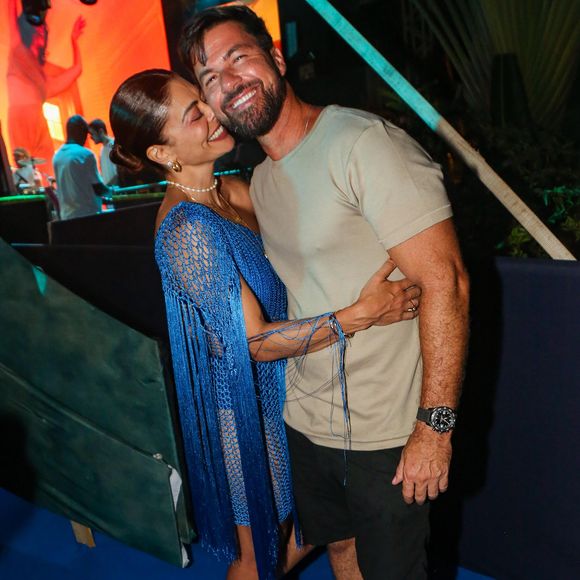O vestido azul de Juliana Paes se destacou entre os looks de famosos no pré-Réveillon 2025