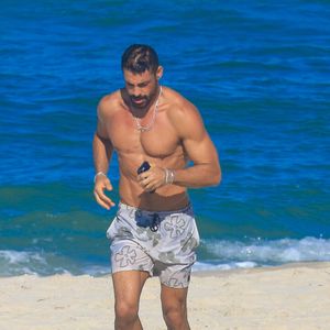 Cauã Reymond aproveitou momento sem gravação da novela 'Vale Tudo' para correr na praia