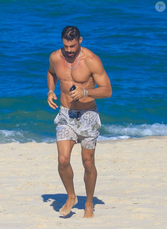 Cauã Reymond aproveitou momento sem gravação da novela 'Vale Tudo' para correr na praia