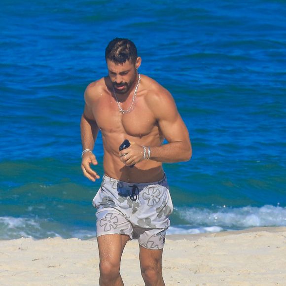 Cauã Reymond aproveitou momento sem gravação da novela 'Vale Tudo' para correr na praia