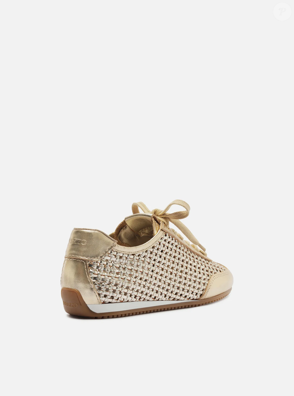 O acabamento em tressê é um dos detalhes que diferenciam o tênis dourado da Arezzo, criando textura e deixando o calçado ainda mais interessante para composições femininas