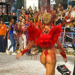Virgínia deixou o bumbum à mostra ao desfilar na Grande Rio no Carnaval 2026 após retirar costeiro da fantasia