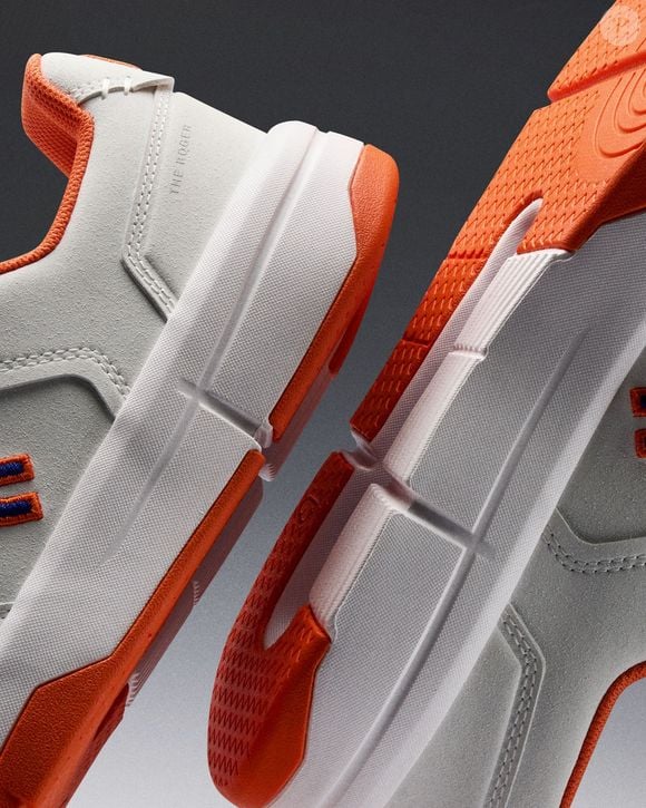 O THE ROGER Clubhouse Varsity White | Flame, da On, traz uma combinação de laranja, bege e branco que pode despertar nostalgia em quem cresceu assistindo ao anime Hamtaro