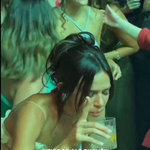 Mas antes Bruna Marquezine não dispensou uns bons drinks - o que pode ter atrapalhado sua performance