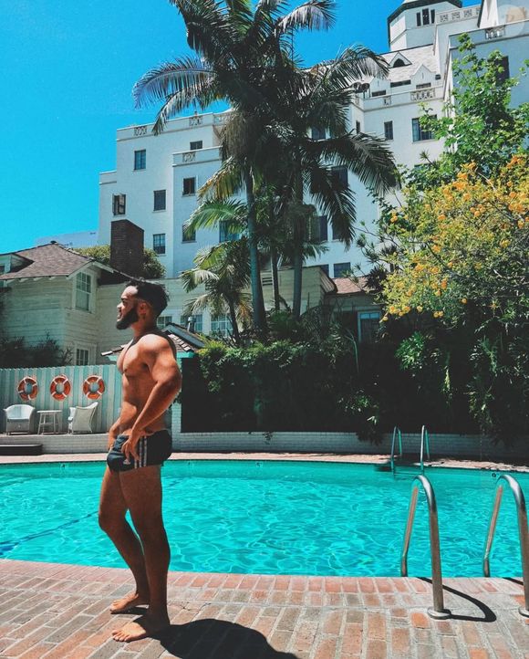 Nesta foto sem camisa, Francisco Gil mostrou um físico mega definido