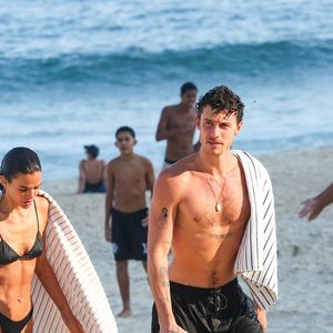 Bruna Marquezine exibe curvas em biquíni fio-dental enquanto curte dia de sol com Shawn Mendes
