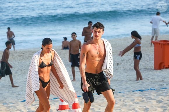Bruna Marquezine exibe curvas em biquíni fio-dental enquanto curte dia de sol com Shawn Mendes