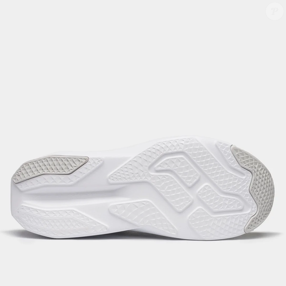 Para caminhadas e treinos, o New Balance 413 V3 Feminino conta com entressola em EVA Ground Contact, que oferece amortecimento suave e eficiente