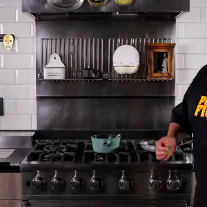 Por fim, adicione o molho de tomate ao omelete e incremente com a salsinha e cebolinha