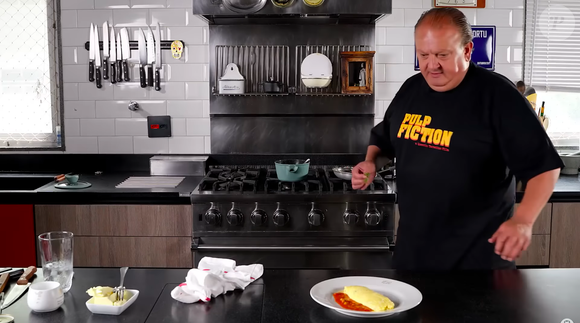 Por fim, adicione o molho de tomate ao omelete e incremente com a salsinha e cebolinha