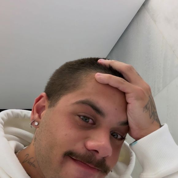 Zé Felipe ainda foi detonado por internautas: "O cara vem trazendo hater a semana passada todinha para ela e agora vem com isso e ainda chamando ela de Vi, ele não engana ninguém, só quer engajamento", disparou uma pessoa