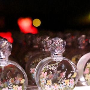 Entre os mimos distribuídos na noite estavam perfumes e brindes exclusivos alinhados à proposta elegante da comemoração