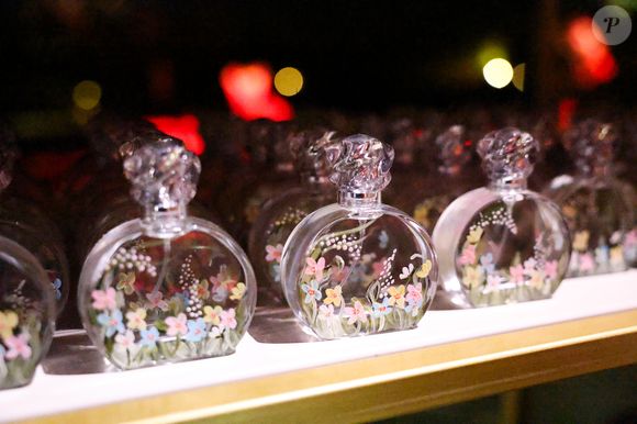 Entre os mimos distribuídos na noite estavam perfumes e brindes exclusivos alinhados à proposta elegante da comemoração