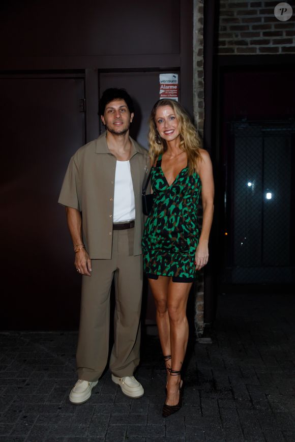 Gabriela Prioli escolheu um vestido animal print verde e preto para a comemoração