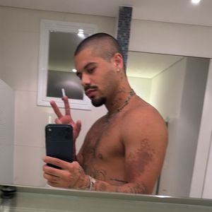 Zé Felipe apareceu com a cabeça raspada e anunciou uma nova promessa, desta vez ainda mais ousada