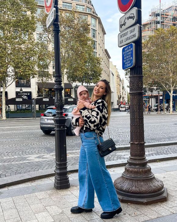 Virginia Fonseca usou look comfy com estampa animal print em viagem à Europa
