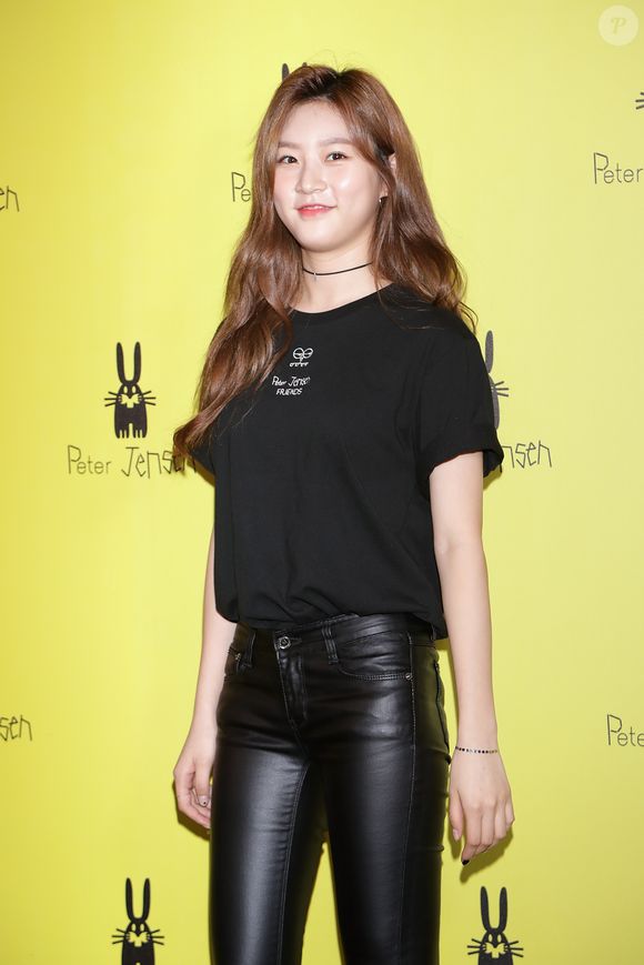 2018: prestes a completar 18 anos, Kim Sae-ron apareceu com os cabelos mais claros em um evento