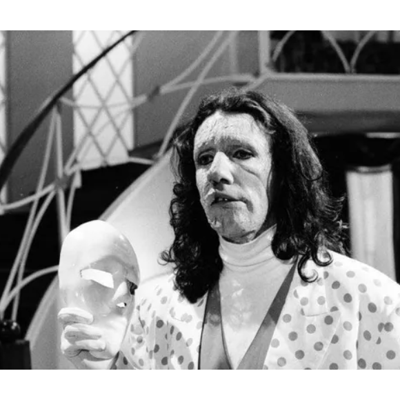 Em 'A Viagem', o Mascarado é o ex-noivo de Carmem, que sofreu um acidente e teve o rosto desfigurado.