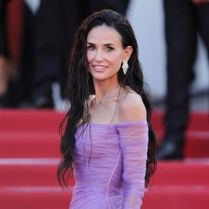 No segundo dia de Cannes, Demi Moore surgiu com um vestido lilás sob medida da Gucci, com transparências, drapeados e longa cauda. O efeito iridescente chamou atenção sob os flashes