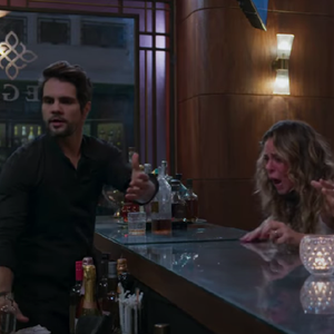 Alguns internautas perceberam que na cena intensa onde Heleninha (Paolla Oliveira) promove a destruição do bar, o gerente do estabelecimento foi interpretado por Ciro Sales.