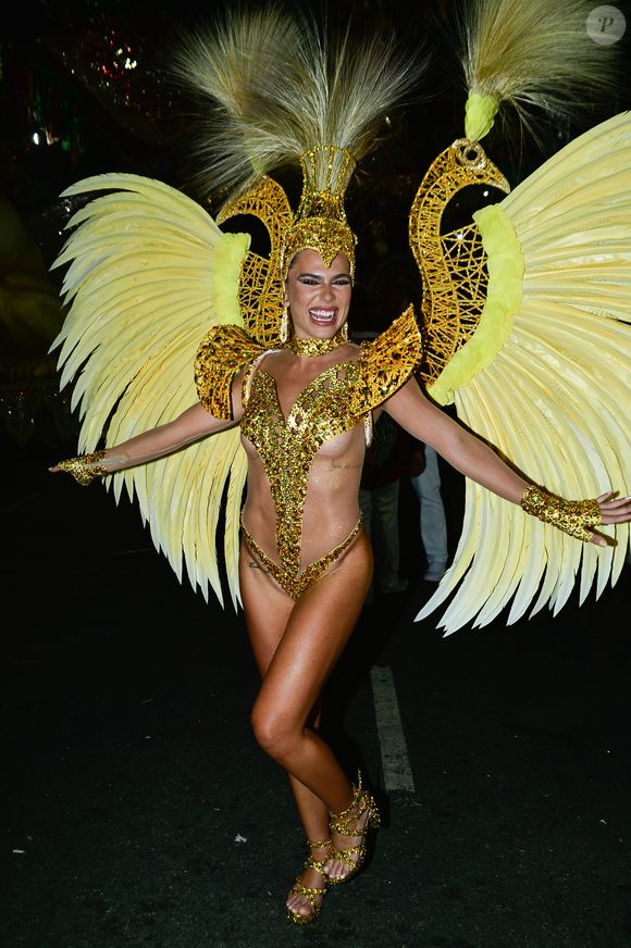 Mariana Goldfarb sambou muito com uma fantasia dourada com um costeiro gigantesco