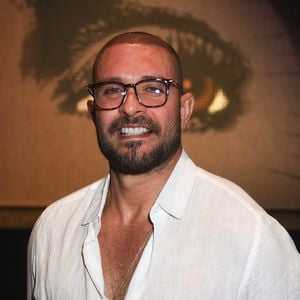 Diogo Nogueira raspa o cabelo e levanta suspeita de novo transplante capilar; especialista detalha procedimento, cada vez mais popular em famosos: 'Deixou de ser tabu'