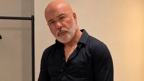 Bombeiro que participou do resgate ao corpo do cantor Rick se emociona diante dos destroços de helicóptero: 'Não tem como não sentir'