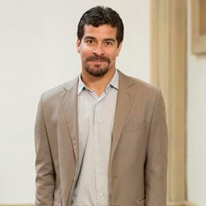 Vasco (Thiago Martins) venderá morango do amor em seu bar na novela Vale Tudo