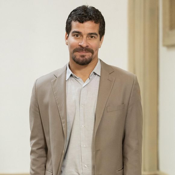 Vasco (Thiago Martins) venderá morango do amor em seu bar na novela Vale Tudo