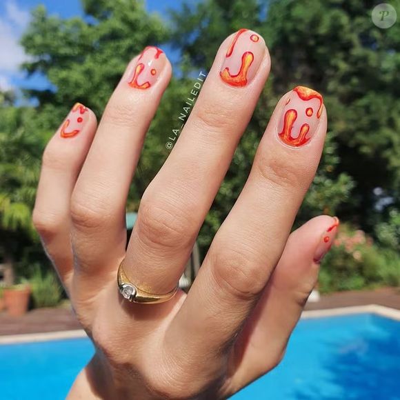 Desenhos em unhas curtas são uma excelente maneira de adicionar estilo e personalidade para quem quer curtir o The Town 2025