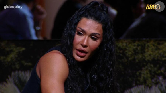 Para a atração do ao vivo, a  musa fitness voltou a investir no penteado half ponytail, uma tendência entre as it girls deste verão 2025.