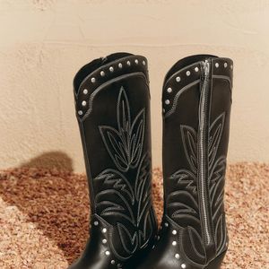 Para finalizar o look com personalidade, a aposta é a Bota Cowboy com Tachas