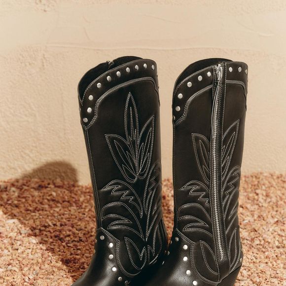 Para finalizar o look com personalidade, a aposta é a Bota Cowboy com Tachas