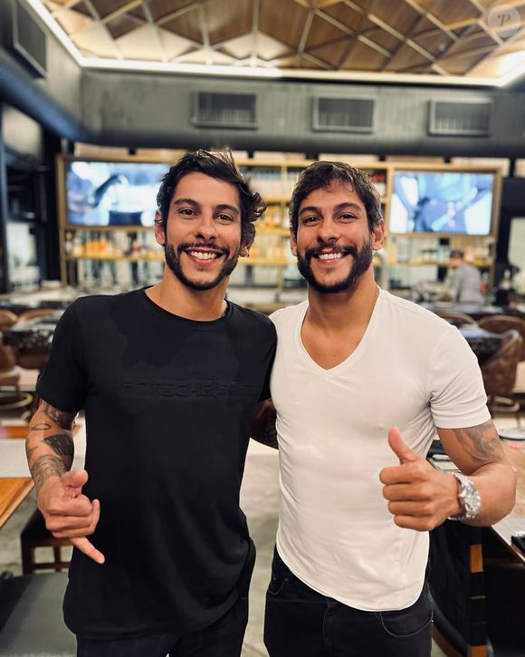 Shia e John Johnny divertem o público ao relembrar as trocas de sala e travessuras na época da escola