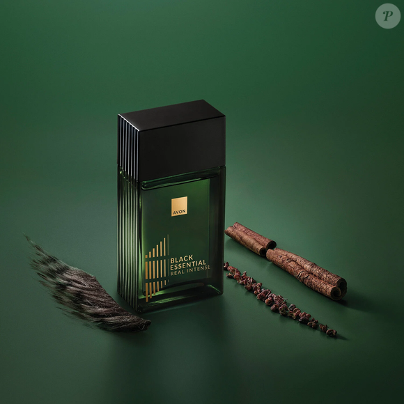 Segundo a marca, o Black Essential Real Intense (Avon), é uma “interpretação mais intensa” da linha tradicional, pensada para expressar autenticidade e sedução. Ideal tanto para o dia a dia quanto para ocasiões especiais, entrega uma experiência marcante com embalagem sofisticada e proposta poderosa