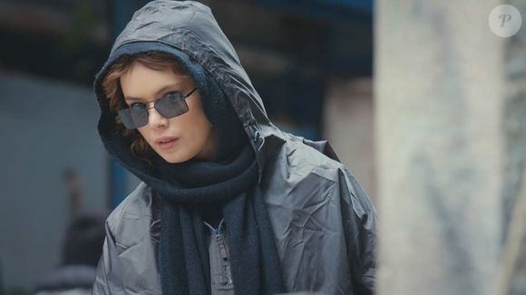 Sirin passa a usar disfarce na rua, mas é vista por Yusuf ao voltar para casa na última semana da novela 'Força de Mulher', capítulo de 30 de junho de 2025, segunda-feira