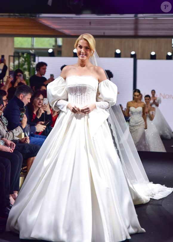 Ana Hickmann ainda usou este modelo belíssimo e posou para fotos durante o desfile