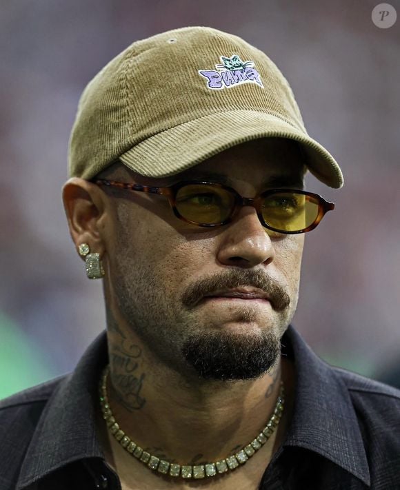 Atualmente com 34 anos, Neymar resolveu dar um 'tapa' no visual e passou por um novo procedimento estético