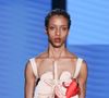 No Met Gala 2026, a estilista brasileira apresenta uma visão visceral do feminino por meio de criações conceituais e simbólicas