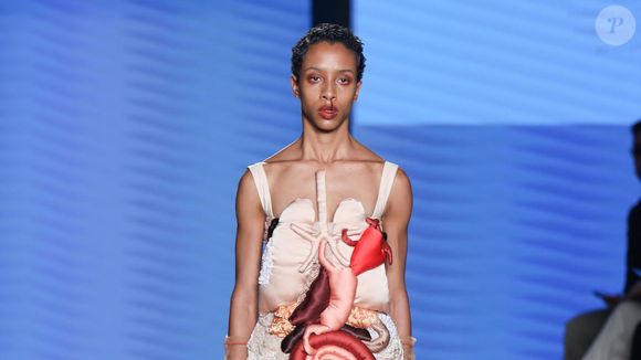 No Met Gala 2026, a estilista brasileira apresenta uma visão visceral do feminino por meio de criações conceituais e simbólicas