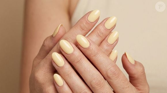 Amarelo-manteiga transforma unhas curtas sem exageros: a tonalidade suave e luminosa deixou de ser uma tendência passageira e aposta em um resultado moderno, quente e discretamente sofisticado
