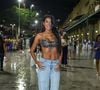 Pocah escolheu um top frente-única em malha de brilho/cristais prateados com decote degagê, combinado a uma calça jeans de cintura baixa e modelagem reta em lavagem clara. O visual traz detalhes como braceletes finos no braço, brincos de argola grandes, salto alto prateado aparente e cabelos pretos soltos alisados