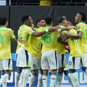 Ausência de Neymar no álbum reforça debate sobre renovação da Seleção Brasileira para 2026, segundo a ESPN