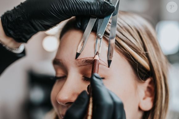 Um dos principais benefícios do microblading é o efeito de aparência descansada e bem cuidada proporcionado por sobrancelhas alinhadas