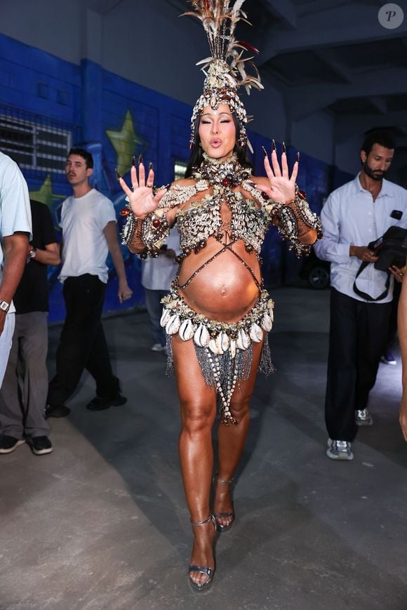 Aos 45 anos, Sabrina Sato vive a reta final da gestação sem deixar de lado sua relação com o samba, marcada pela participação nos ensaios da Vila Isabel