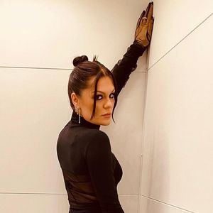 Em sua publicação, Jessie J ainda explicou que precisará fazer uma pausa na carreira para realizar a cirurgia.
