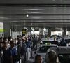 Cidadãos enfrentam filas gigantescas nos aeroportos após o apagão que atingiu Portugal e Espanha
