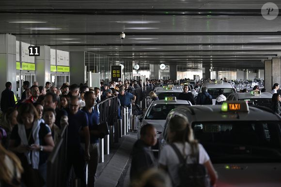 Cidadãos enfrentam filas gigantescas nos aeroportos após o apagão que atingiu Portugal e Espanha